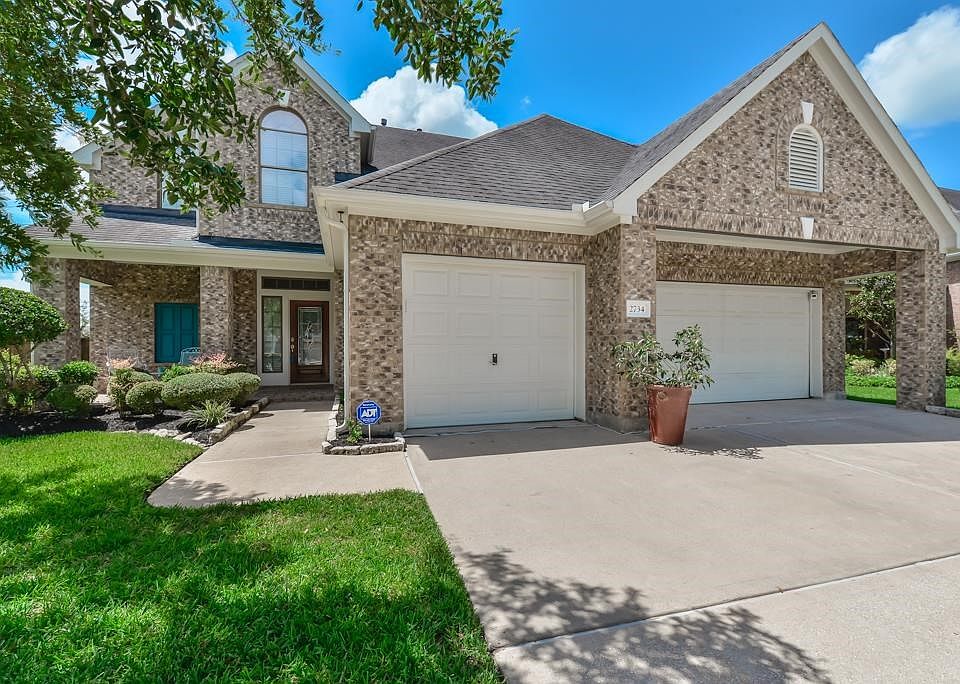 Welcome home to this beautifully crafted Trendmaker home.