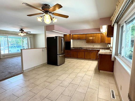 4th image of 2127 Ridgewood Ln