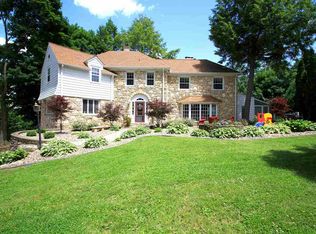 501 Breezy Point Dr, Clinton, IA 52732