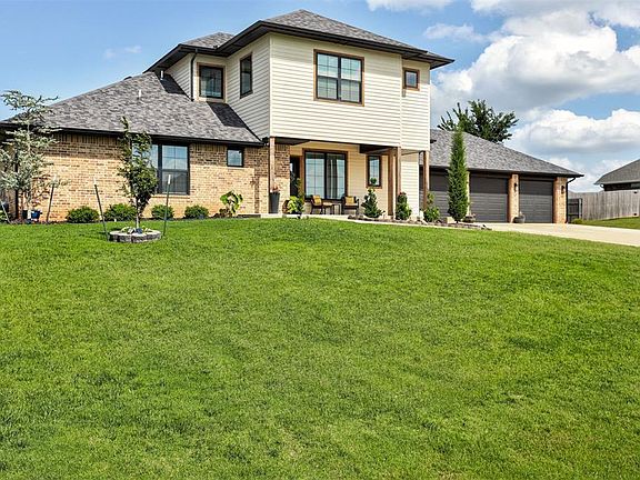 2nd image of 2836 Redwood Ct