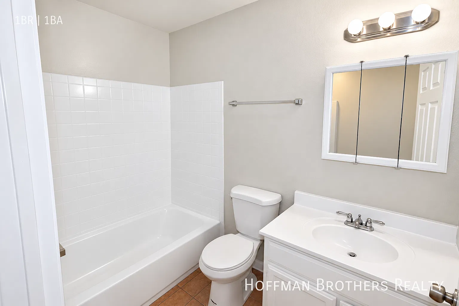 LA City Voucher Accepted |South LA Updated 1-Bedroom Residence with Updated Kitchen, Modern Appli... — Photo 4