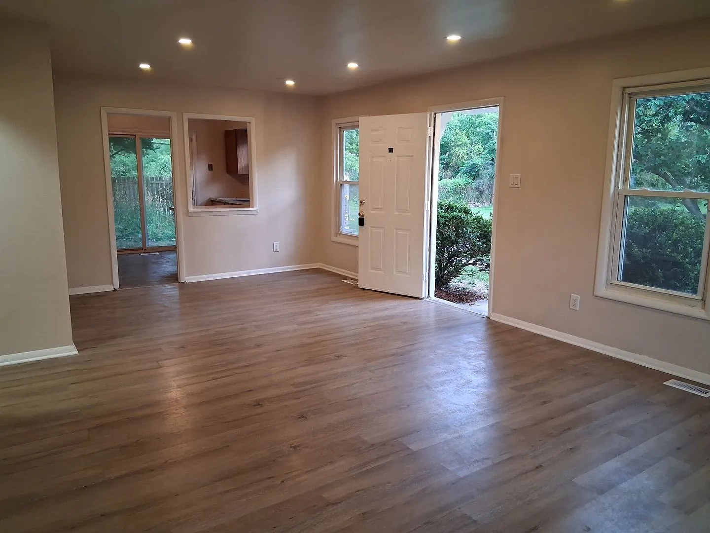 Single House For Rent $2000 — Photo 3