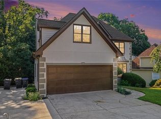 900 Secret Cove Dr, Sugar Hill, GA 30518