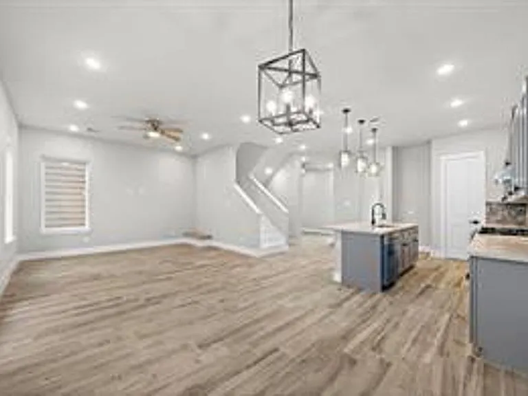 232 W 28th St #A — Photo 13