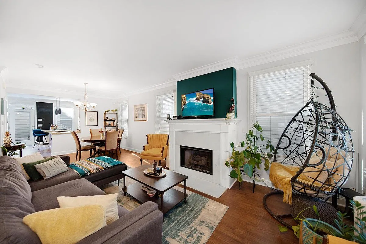 1018 Perry St — Photo 2
