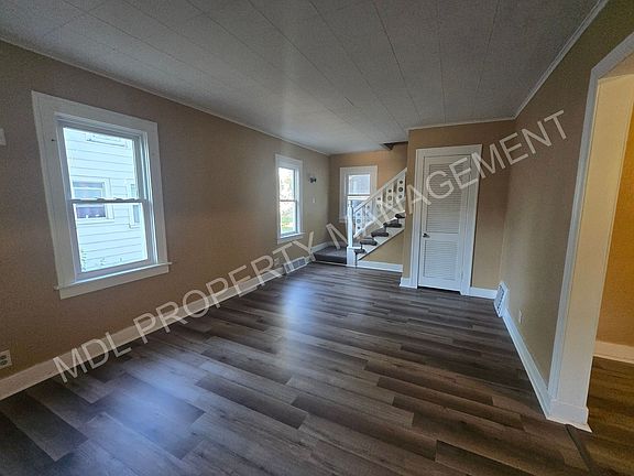 2nd image of 2511 Bay St