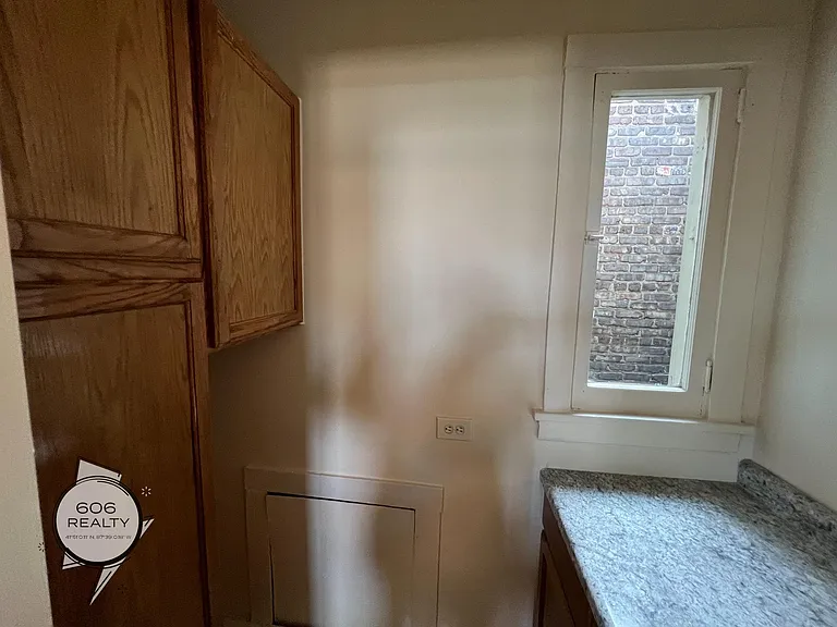 Bright and Sunny Forest Park Apts! — Photo 8