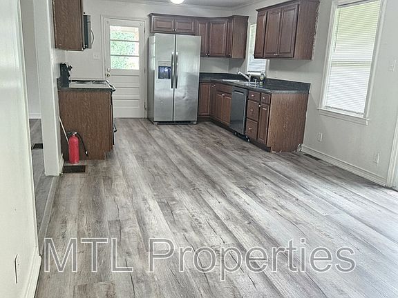 3rd image of 924 Cherry Rd
