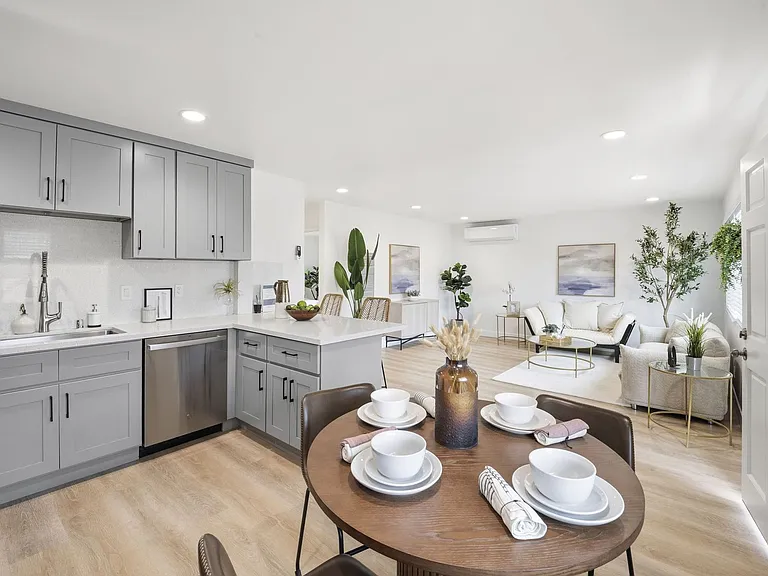 308 S Laurel St — Photo 1
