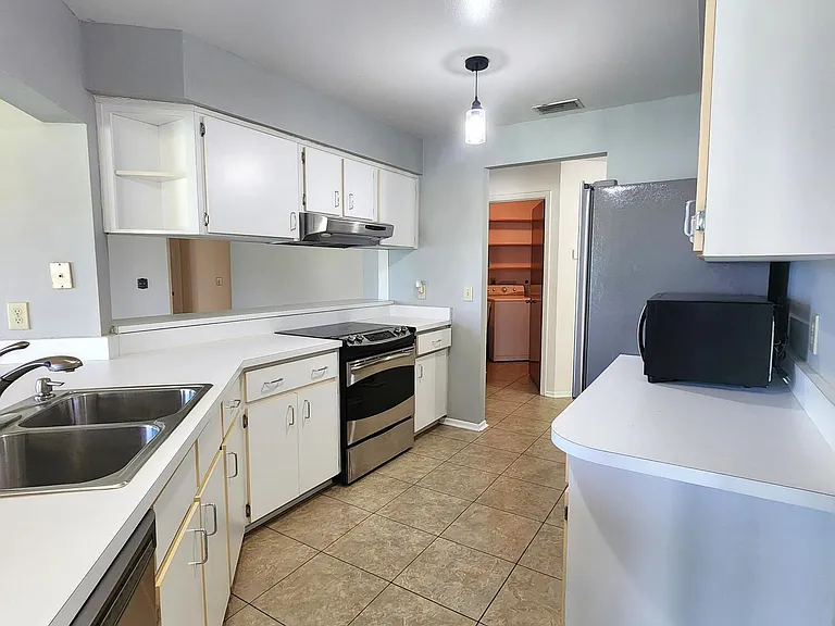 1244 Lakeview Dr — Photo 7