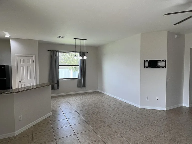 511 NE 19th Pl — Photo 6