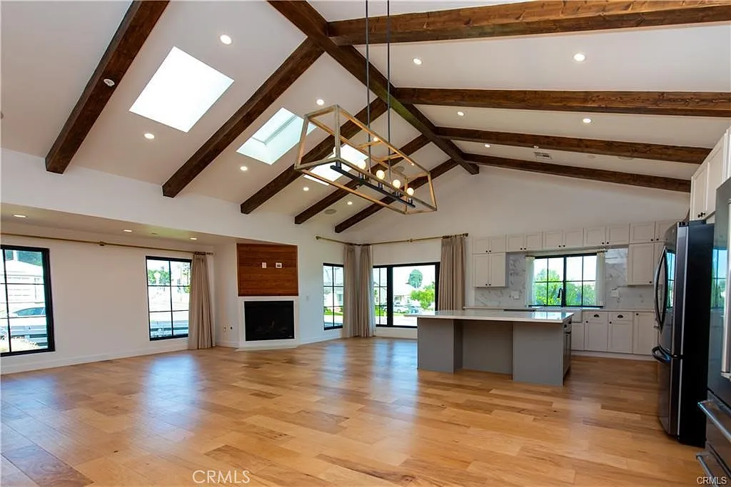 4 bed, 2458 sqft, $8,300 — Photo 2