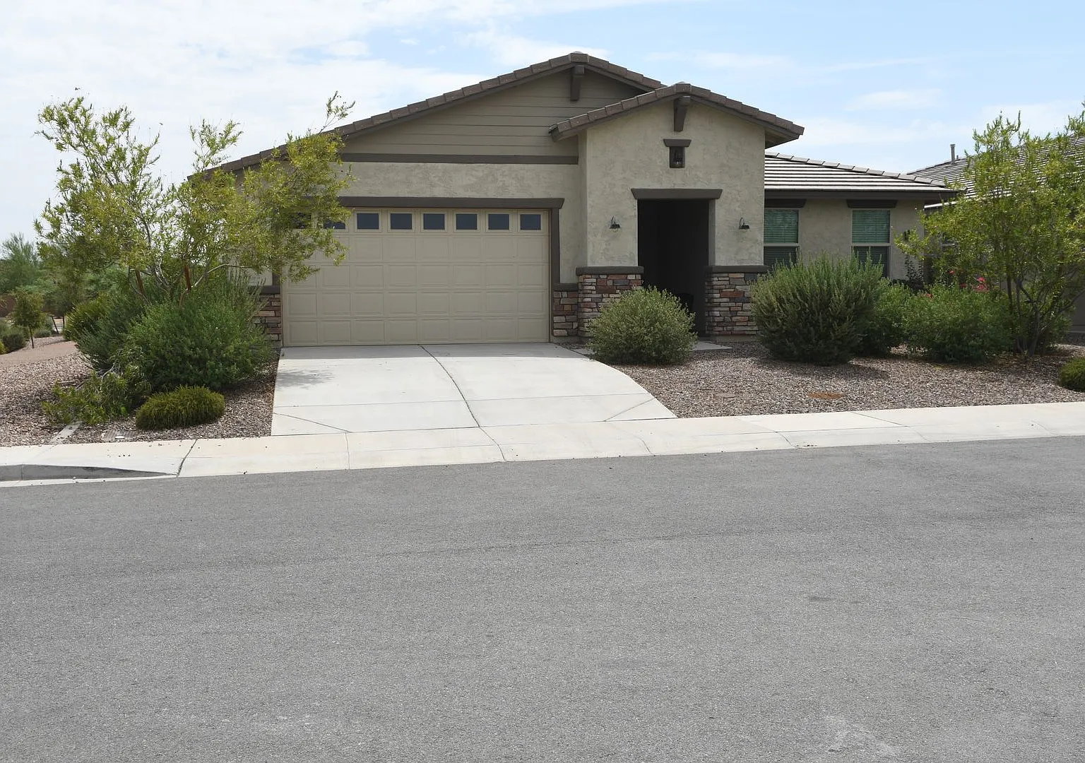 Ideal 4 Br 3.5 Ba 2 Car Garage Unfurnished Home Near Loop 303 and Camelback in Litchfield Park — Photo 1