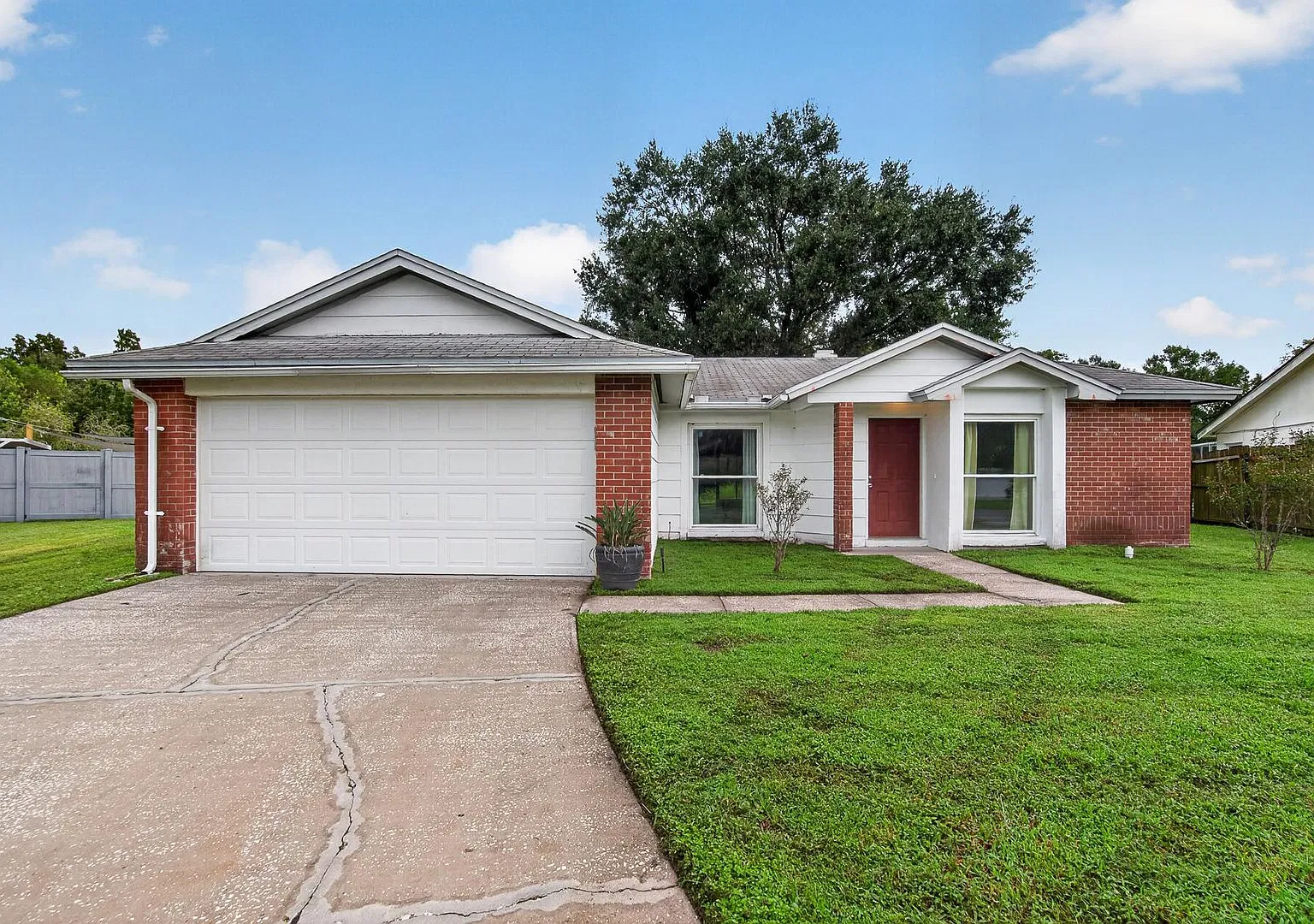 Spacious 3-Bedroom, 2-Bath Home with Large Screened Lanai in Brandon! — Photo 2