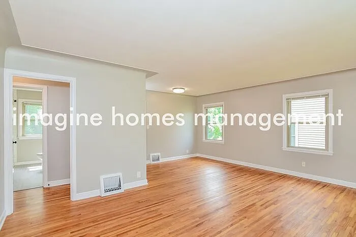 7801 Division St — Photo 4