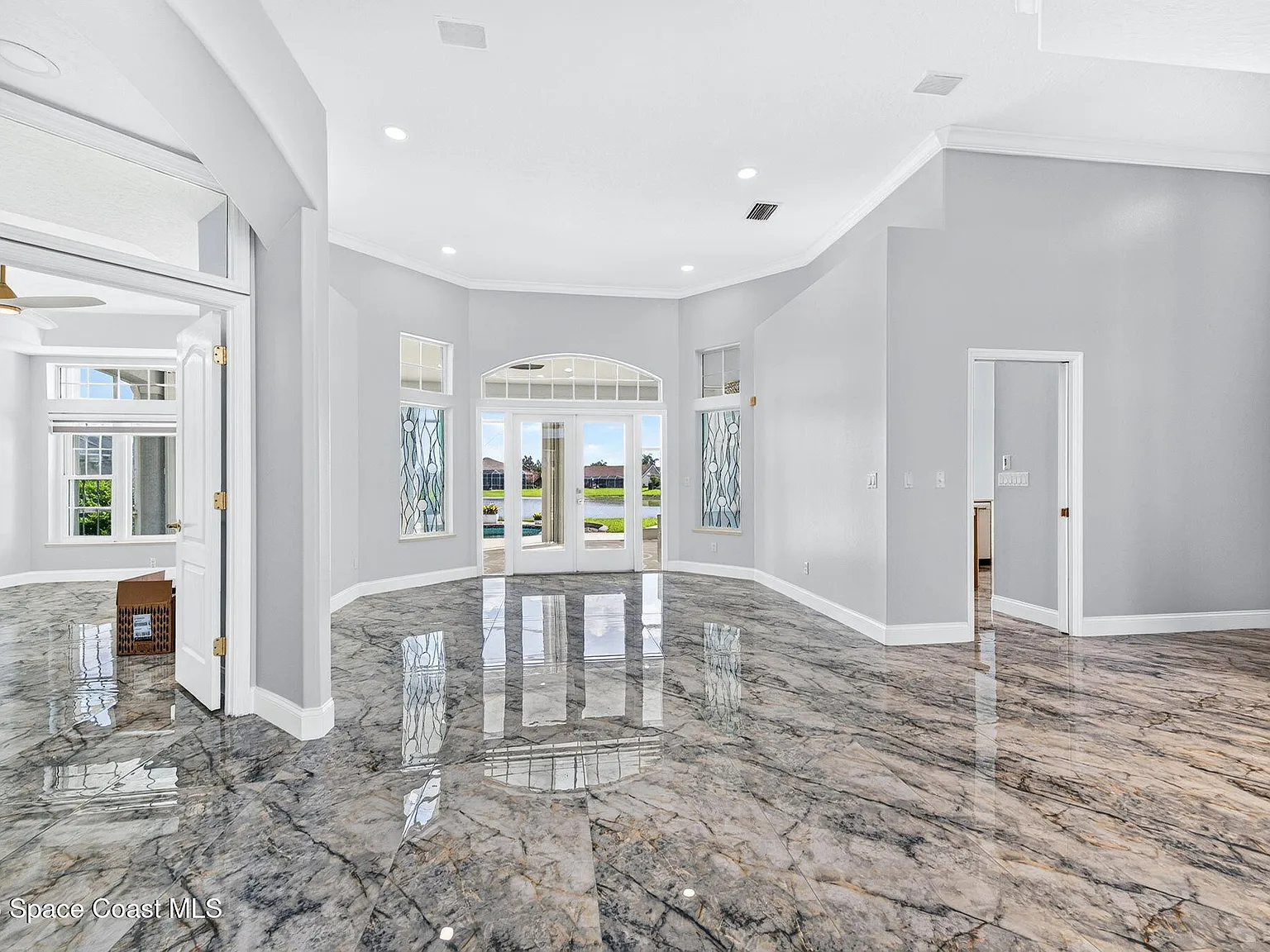 3 bed, 2.0 bath, 2351 sqft, $4,500 — Photo 3