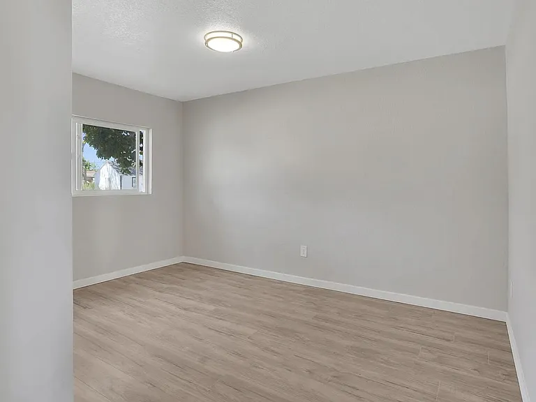 924 3rd St #B — Photo 3