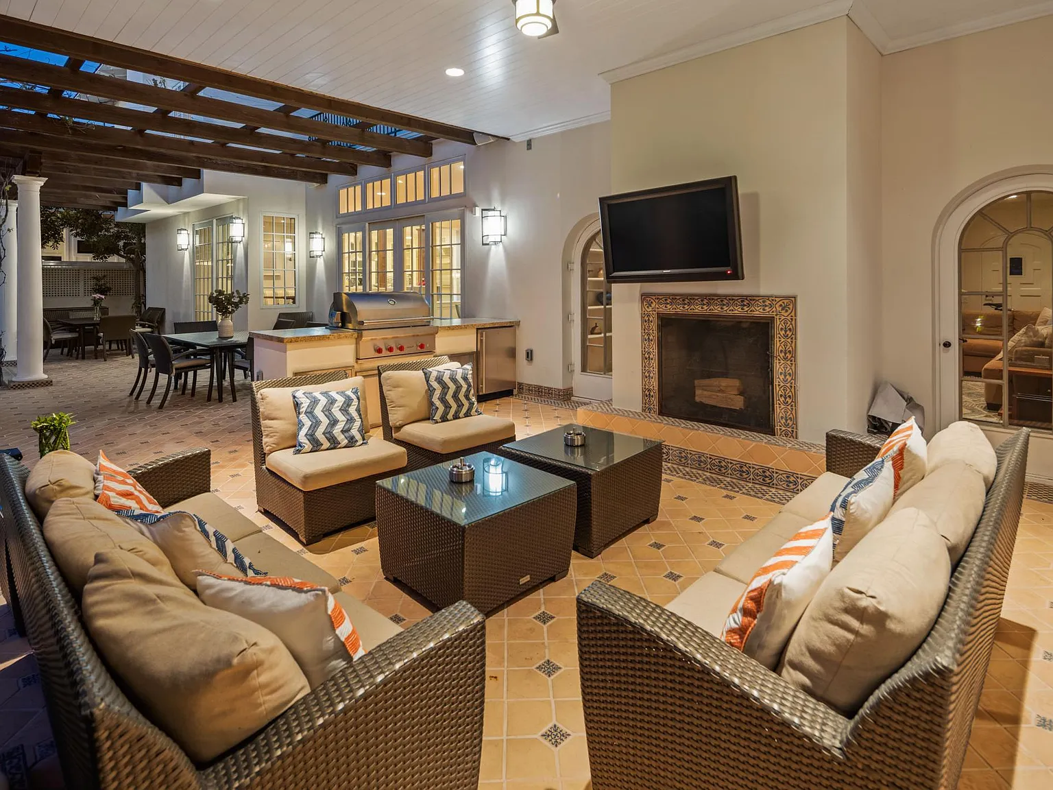 6 bed, 5.5 bath, 5714 sqft, $32,500 — Photo 2