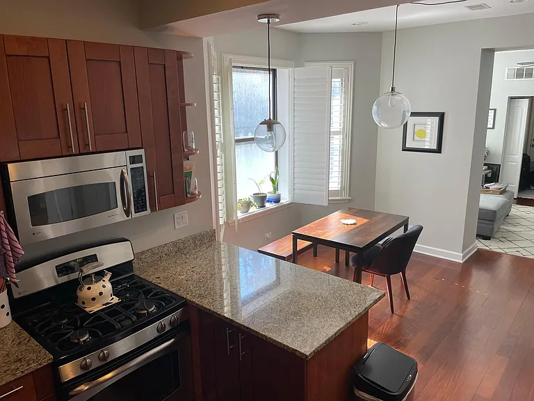 561 W Briar Pl — Photo 6