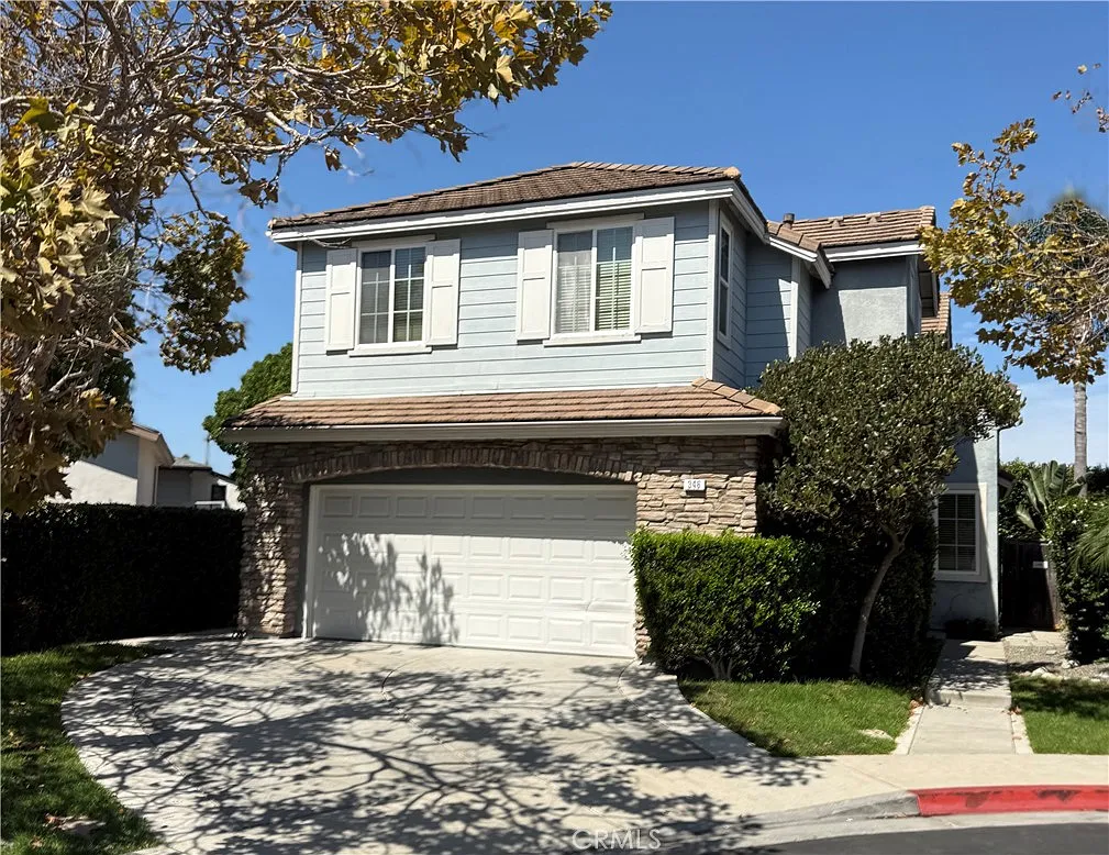 4 bed, 3.5 bath, 2575 sqft, $6,950 — Photo 1