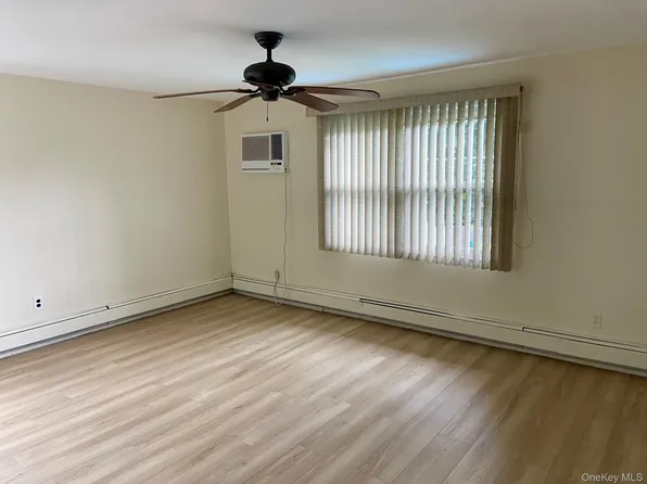 11 April Ln, Hicksville, NY 11801