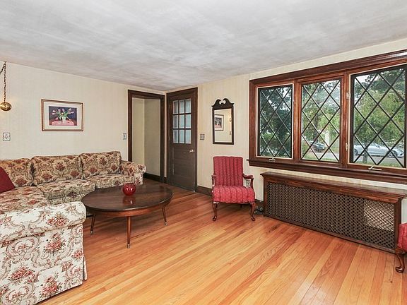2nd image of 9 Woodlawn Dr