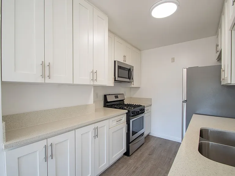 15128-44 Burbank Blvd — Photo 35
