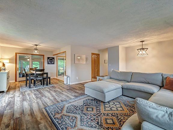 4th image of 802 E Eddington Ct