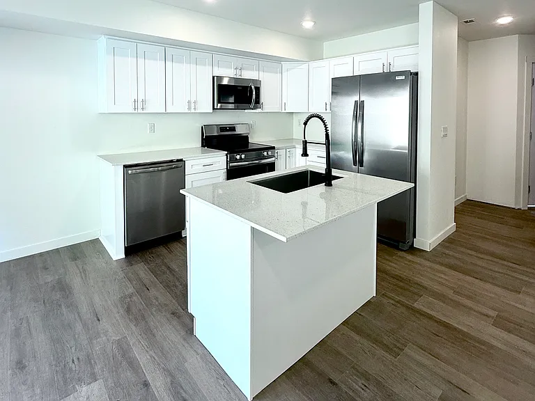 111 SW Canyon Rd #2 — Photo 1