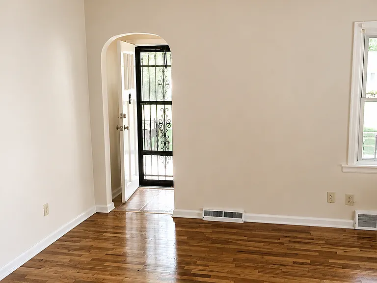 217 W Berry Ave — Photo 2
