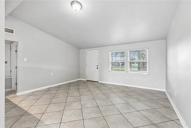3 bed, 1.5 bath, 1025 sqft, $1,800 — Photo 2