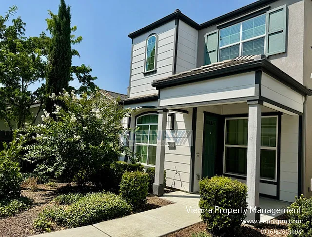 3 bed, 2.5 bath, 1477 sqft, $2,695 — Photo 2