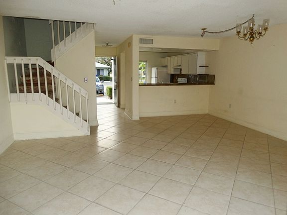 4th image of 879 Crystal Lake Dr