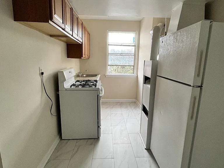 811 Barnaby St SE #204 — Photo 3