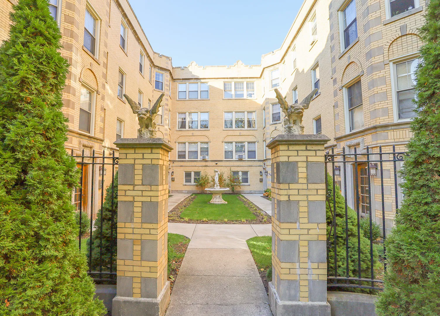 2022 W Berwyn Ave — Photo 1