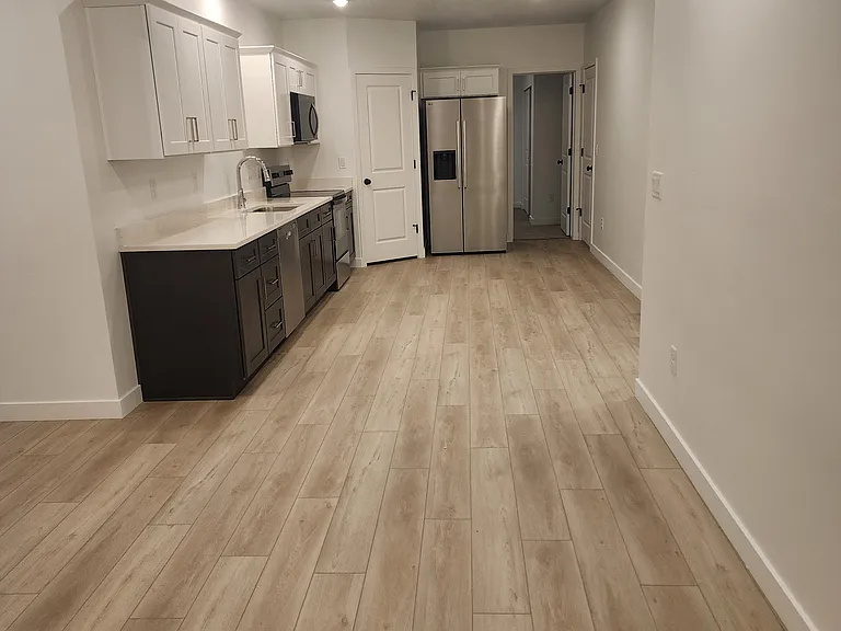 608 W Domanick Way #B — Photo 3