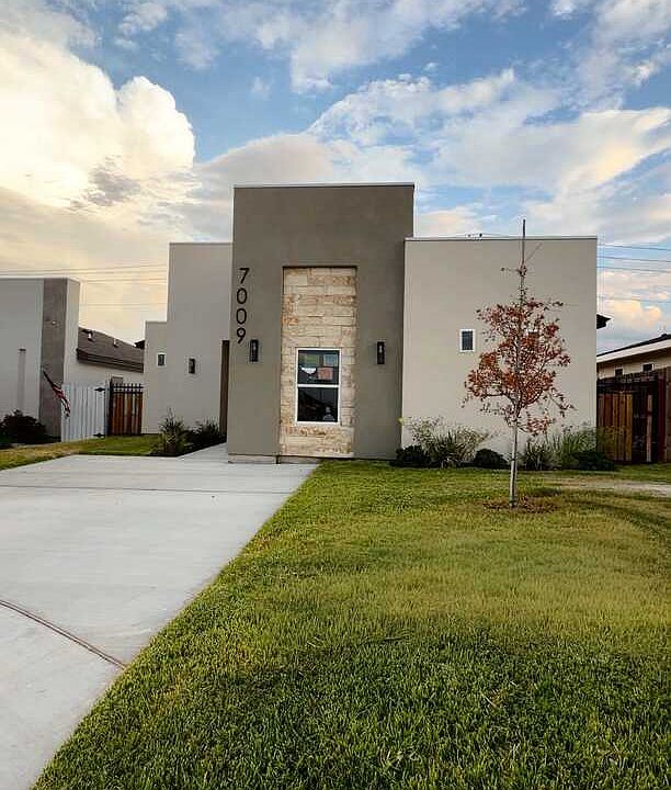 1st image of 7009 Molinos Dr