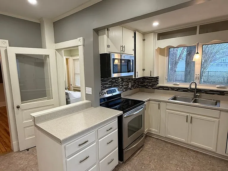 406 Robbins St — Photo 7