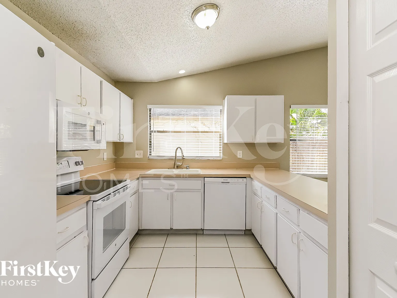 3 bed, 2.0 bath, 1292 sqft, $2,415 — Photo 4