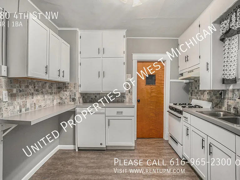 880 4th St NW — Photo 11