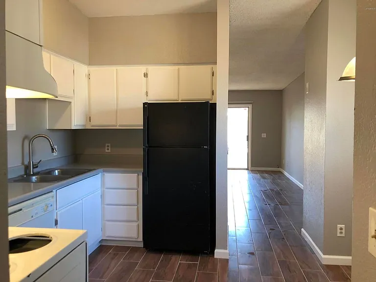 2844 E Marconi Ave — Photo 4