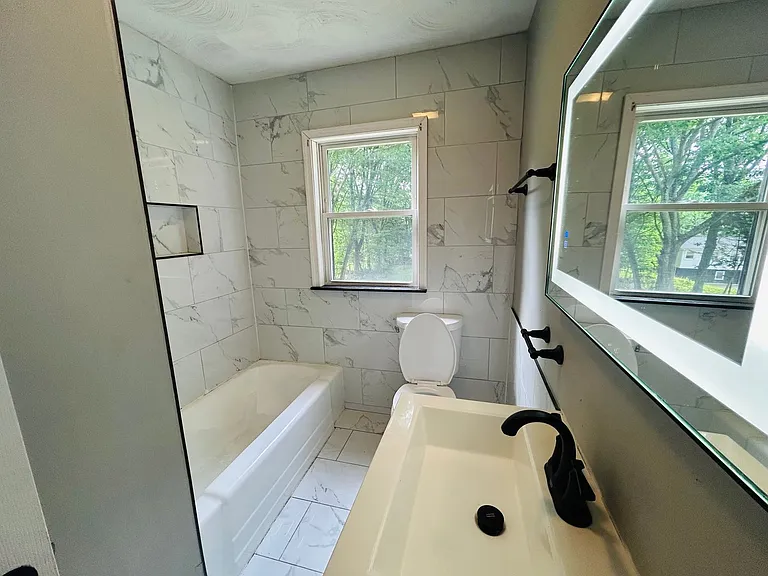 355 E Brown St — Photo 8