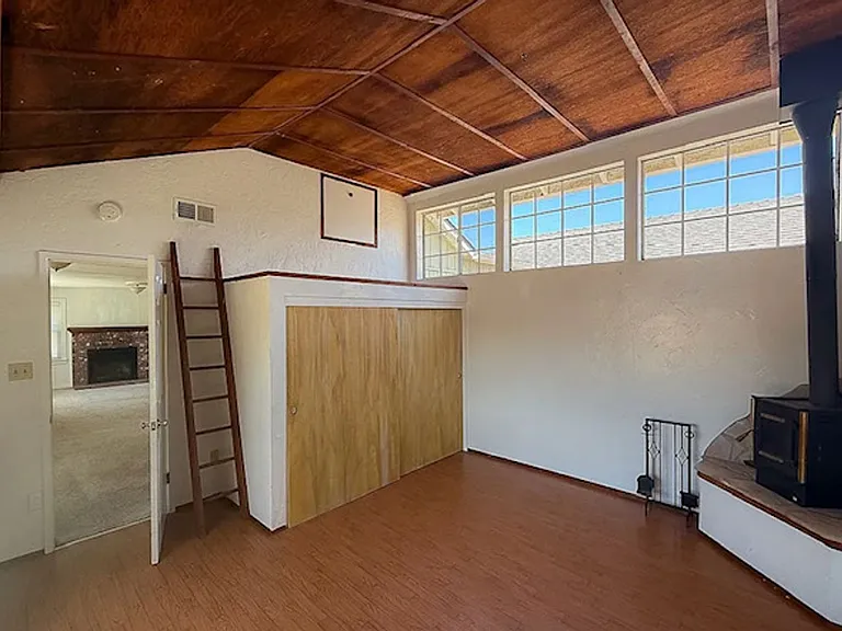569 Huntington Rd — Photo 5