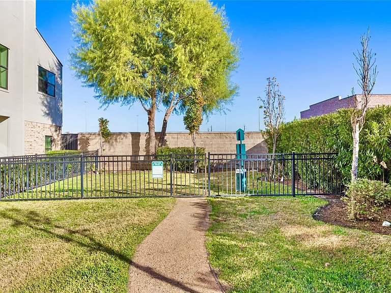 1270 N Post Oak Rd #A — Photo 37