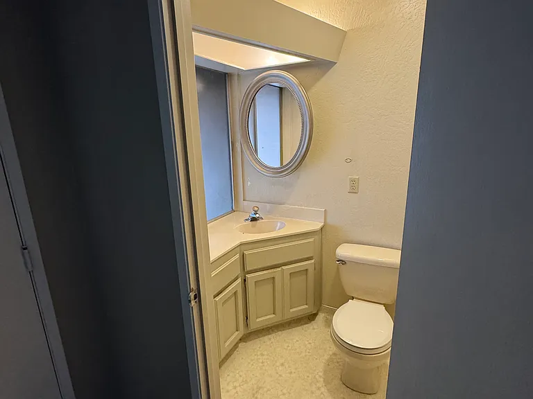 323 Garden Ct — Photo 10