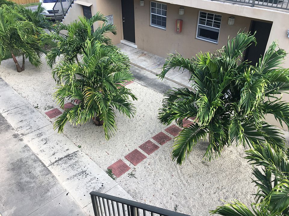 courtyard between apartments