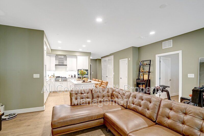 1st image of 635 Slaters Ln APT 101