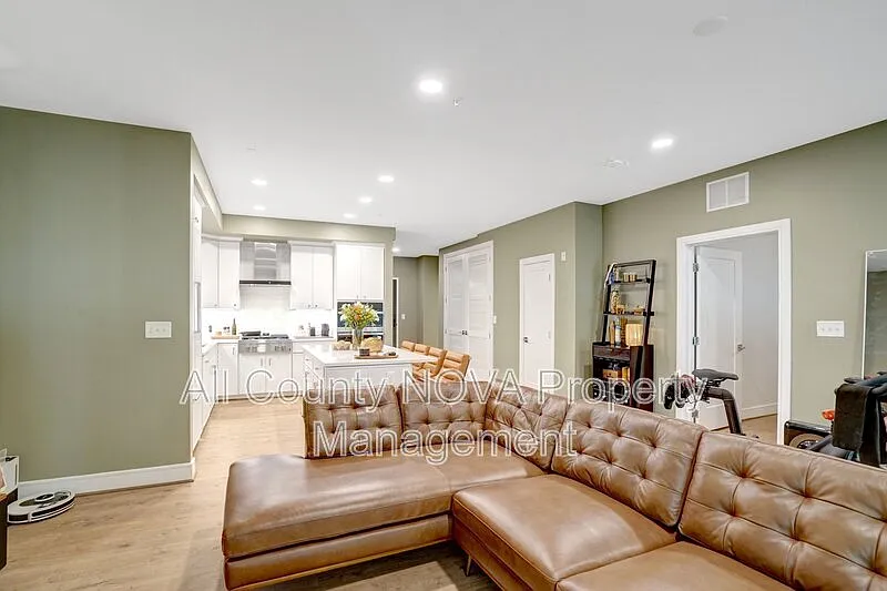 635 Slaters Ln #101