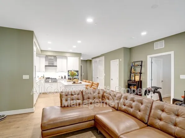 635 Slaters Ln APT 101, Alexandria, VA 22314