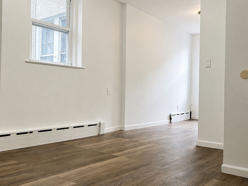 2nd image of 2277 Steinway St #3